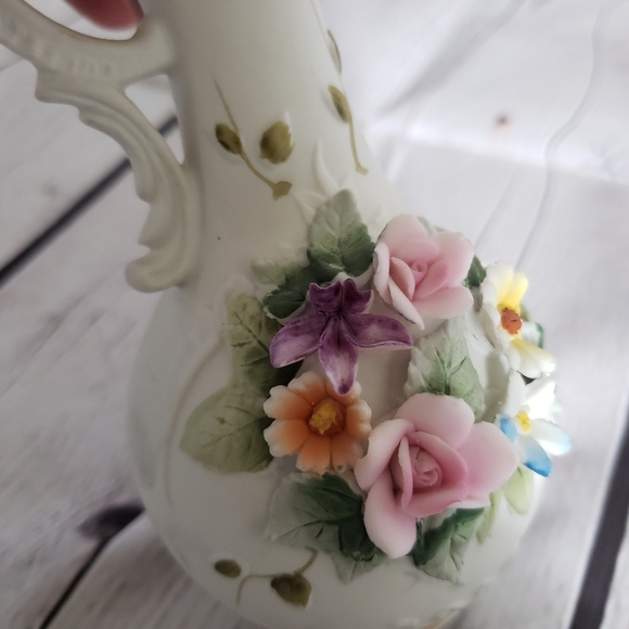 Lefton China 6 inch Floral Bud Vase Ivory Gold Painted Trim Handle - Picture 2 of 12